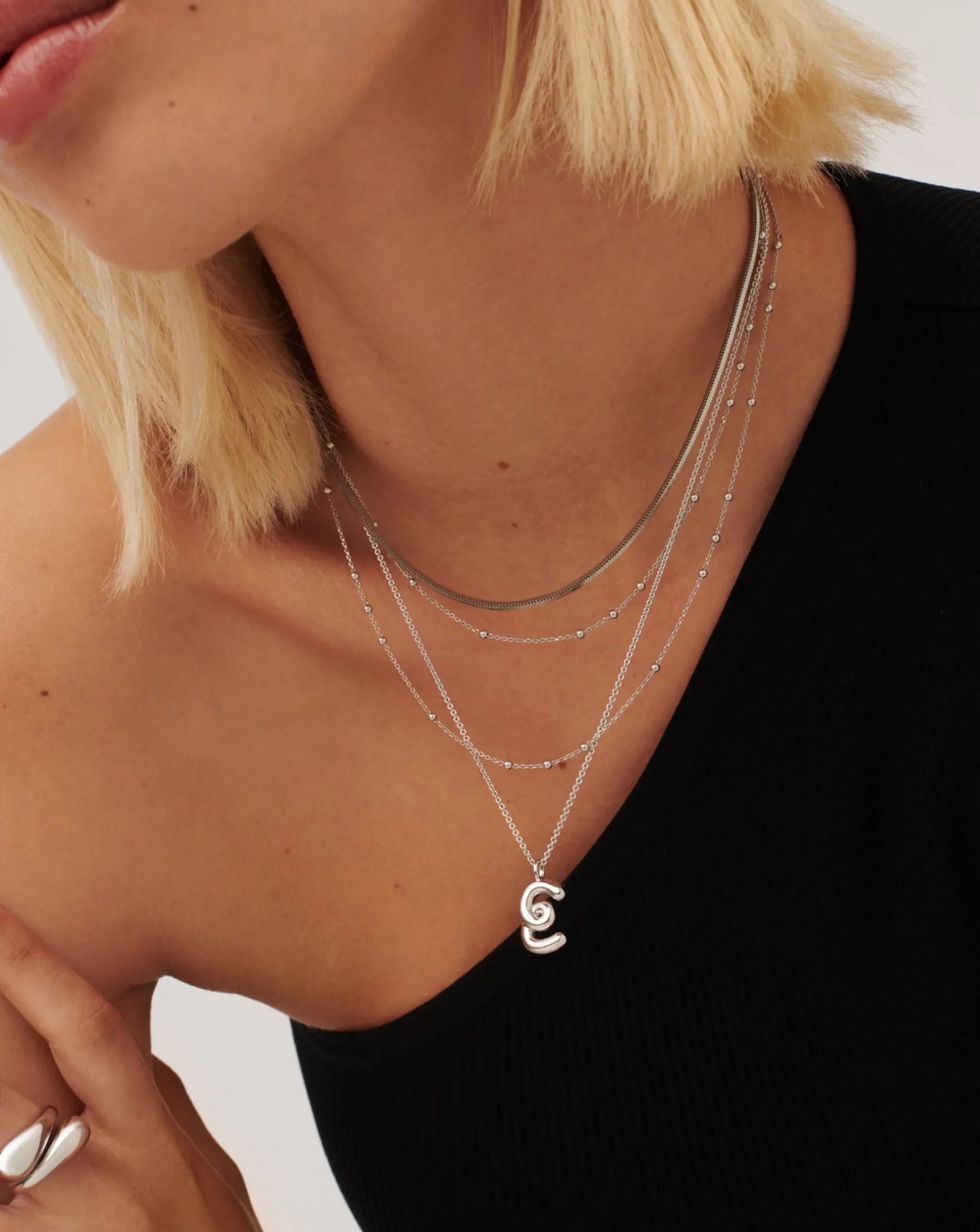 Curly Molten Initial Pendant Necklace - Initial E