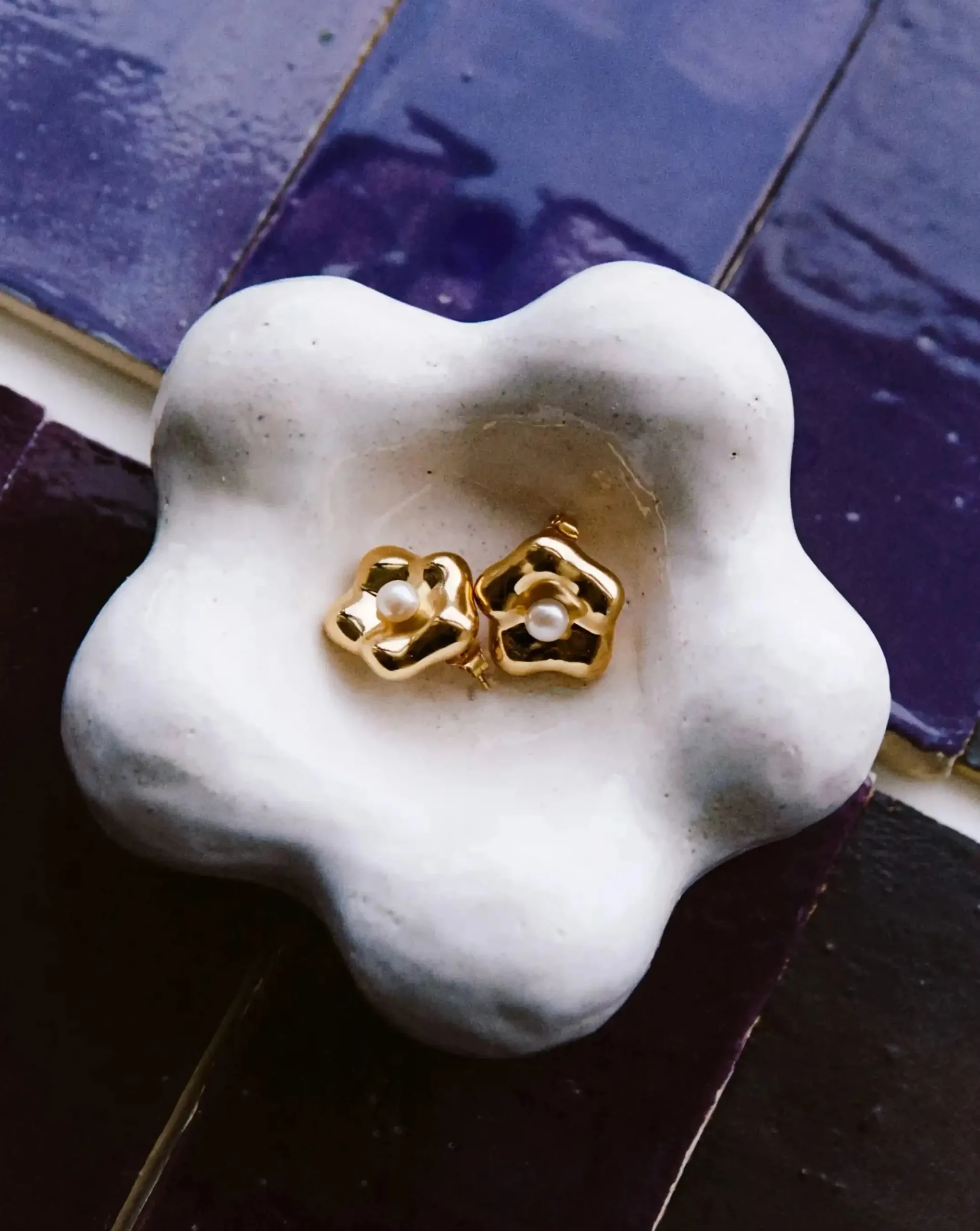 Eny Puffy Daisy Oversized Stud Earrings